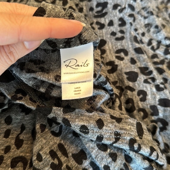 Rails Sami 100% linen charcoal leopard print long-sleeve v-neck top sz large - Picture 13 of 14